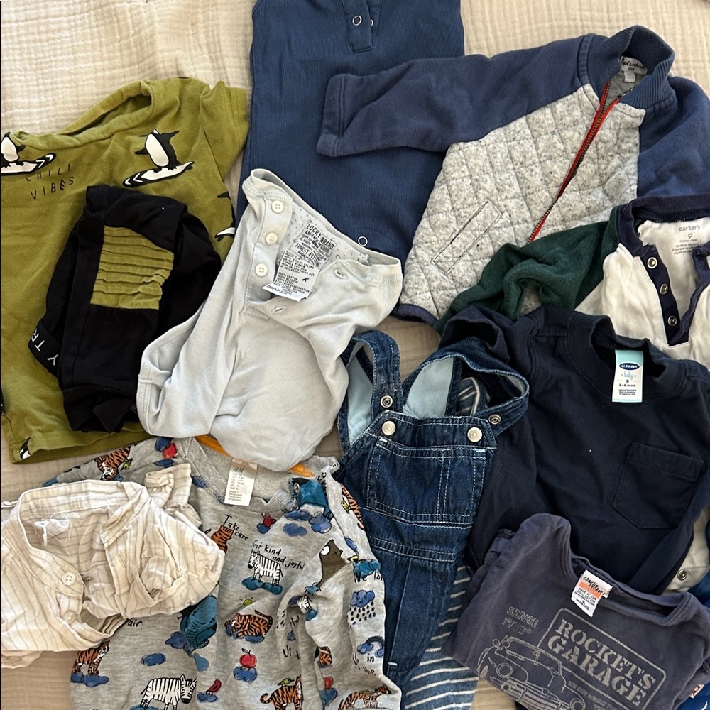 Little boy, clothing bundle 3 to 12 months. Old Navy. Nike. Lucky. H&M.